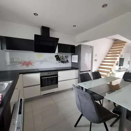 Apartamento Comfortable 4 4 Full Family Tržič